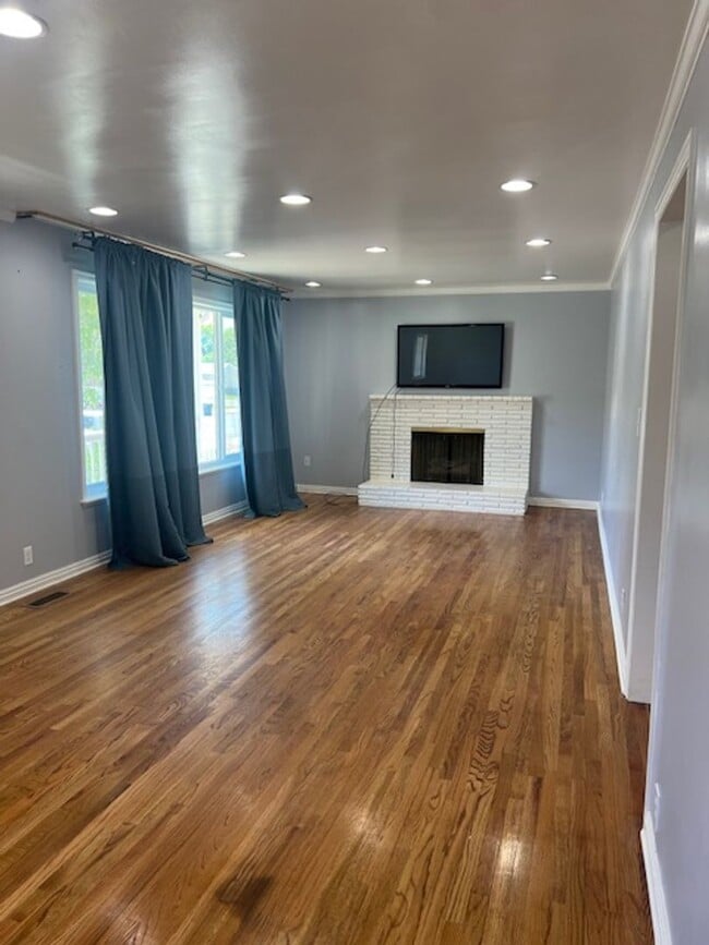 Building Photo - Kaysville 4 Bedroom, 2.5 Baths, big 2 car ...