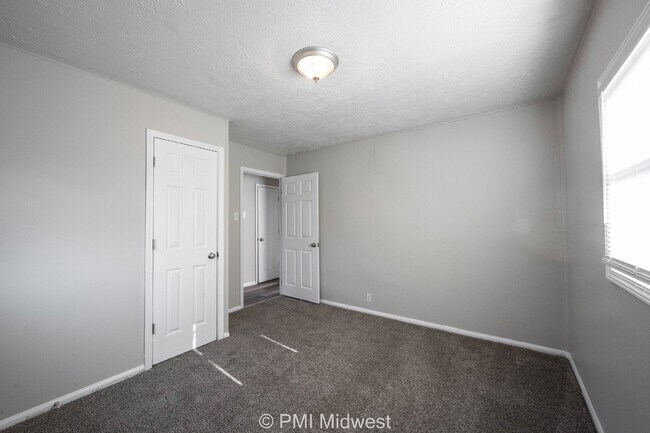 Building Photo - Charming 2-Bedroom Home with 725 Sq Ft in Indianapolis, IN - Must See!