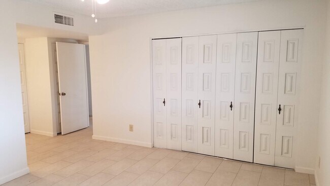 Building Photo - 5602 N 46th Dr