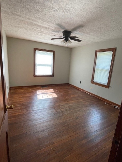 Master bedroom, hardwood 14'7" x 11'4" - 1409 N Woodburn Ave