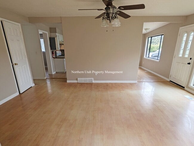 Building Photo - 2 bed 1 bath duplex