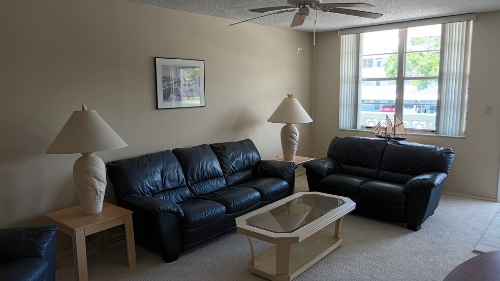 Living Room - 4710 Bay St NE