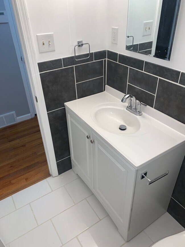 Building Photo - Beautiful 3 bed 1 bath home.  Wait till yo...