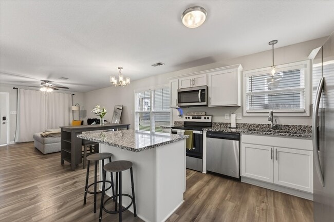 Building Photo - 409 Hillside Dr