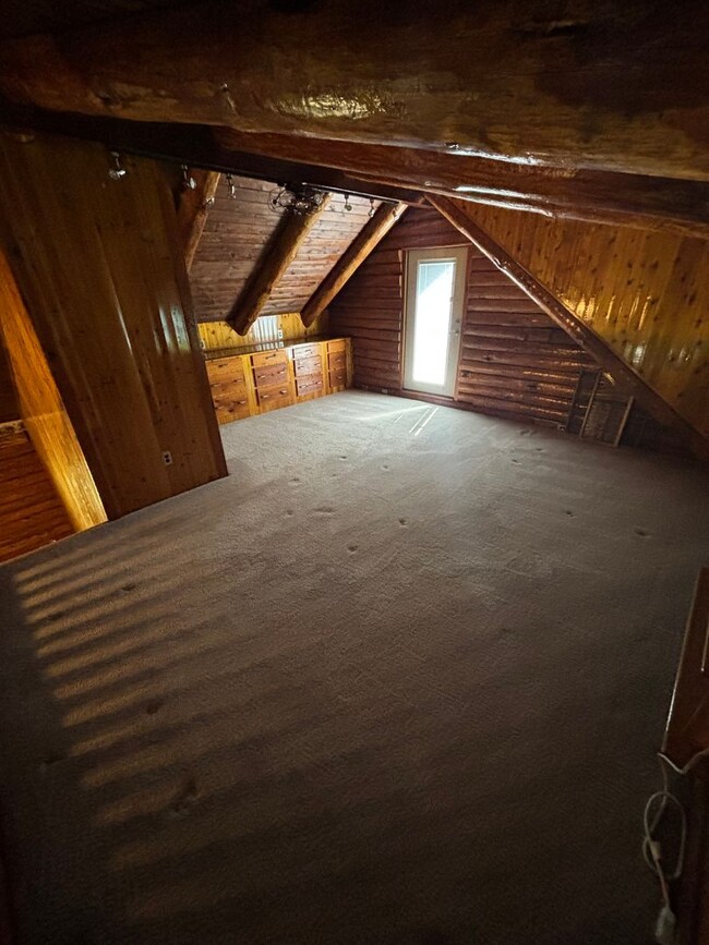 Building Photo - Log home in quiet setting