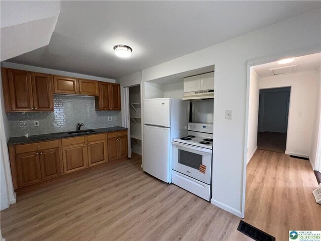 Building Photo - 313 Main St