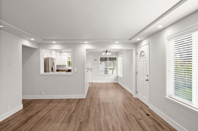 Building Photo - Lovely 3 Bedroom 1.5 bath Milwaukie Charmer.