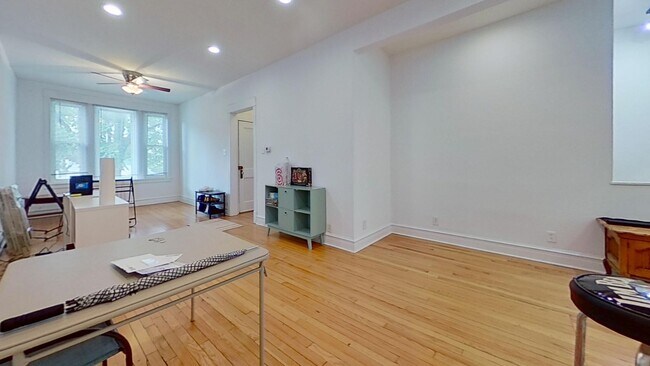 Building Photo - Duplexed Lakeview Three Bedroom Two Bath