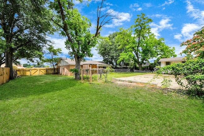 Building Photo - 811 Hillcrest Dr