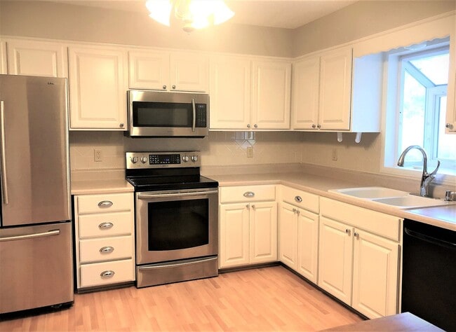 Building Photo - 4 Bed, 2 Bath House with 2-Car GARAGE!!