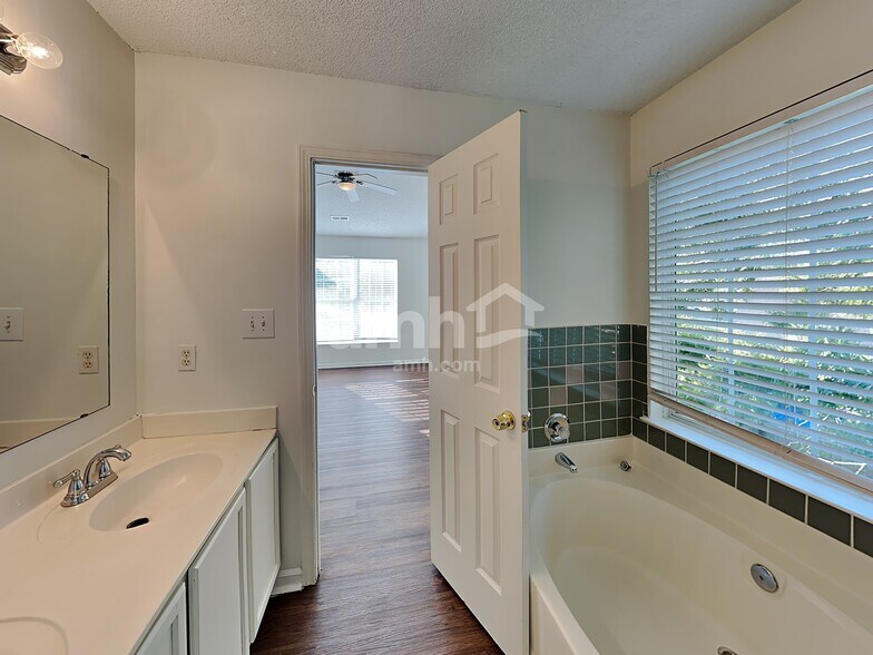 Building Photo - 949 Milkwood Ln