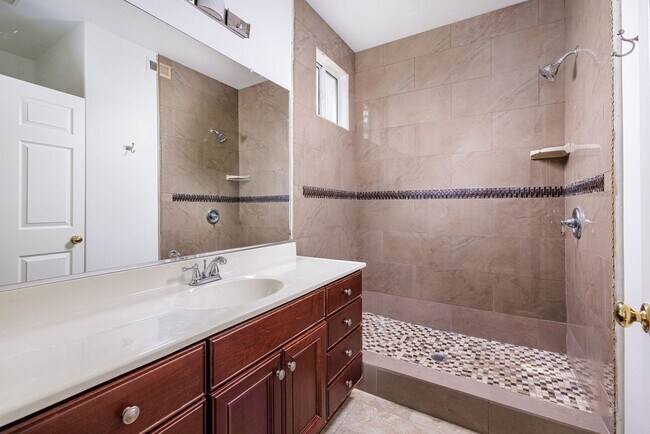 Building Photo - Charming Ground-Level Condo in California ...