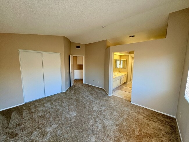 Building Photo - 3BR Oceanside Home Near Alamosa Park and G...