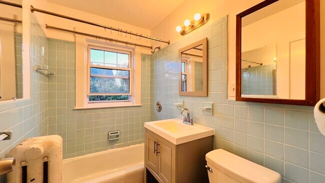 Building Photo - 164 E Elm Ave