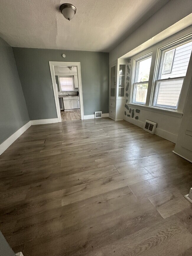 Building Photo - Newly Renovated 2BR/1BA First Floor Apartment in Nearby Larchmere Neighborhood