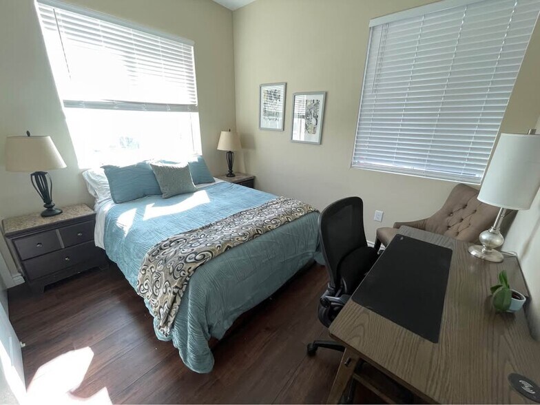 Building Photo - 862 Via Vis Dr N