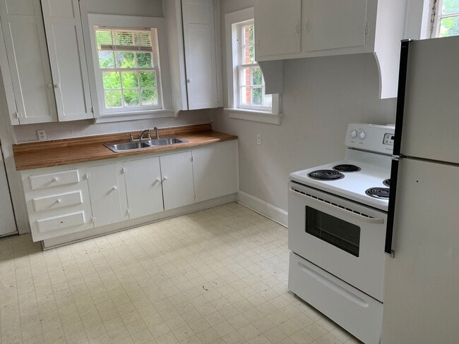 Building Photo - 2 Bed, 1 Bath in Rosewood | Available Late August