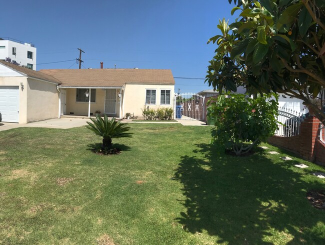 Building Photo - 8819 Kittyhawk Ave