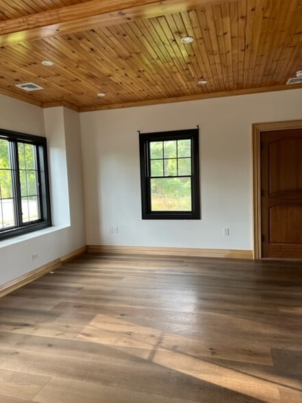 Primary Photo - 1 Rustic Rd