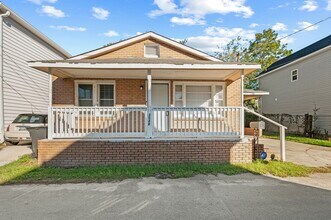 Building Photo - Charming Brick Bungalow in the Heart of North Charleston