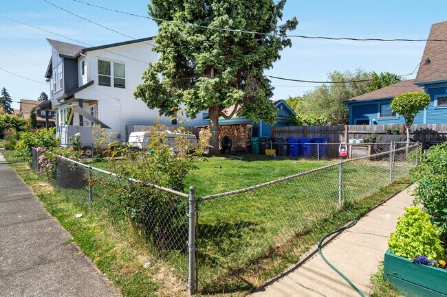 Building Photo - Charming close-in Foster-Powell studio in four-plex—Updated kitchen & bath, shared laundry, share...