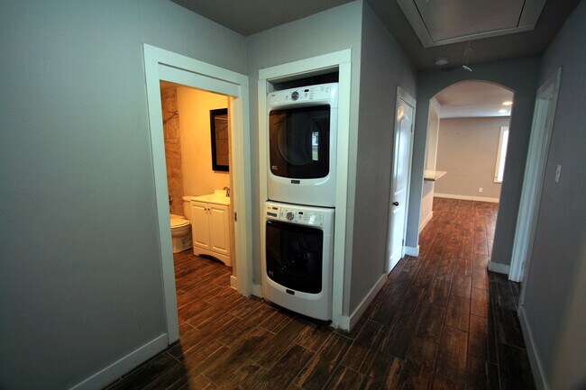Building Photo - Awesome Home w/ 1/1 Studio Flex Space Just Half Block from Thomas Park!