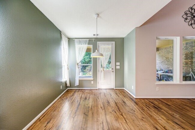 Building Photo - 5918 Rivergrove Bend Dr