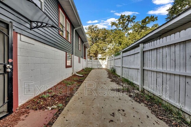 Building Photo - 1245 Waverly St