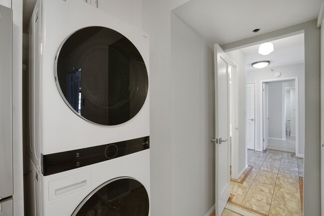 Building Photo - 1600 N Oak St