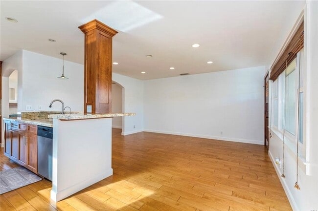 Building Photo - 4759 Hackett Ave