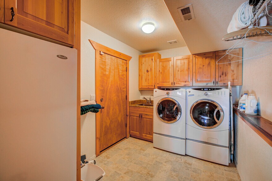 Shared laundry in landing - 24366 Cody Park Rd