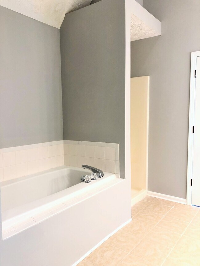 Building Photo - STYLISHLY UPDATED 3 BEDROOM CONDO IN LENNOX COURT