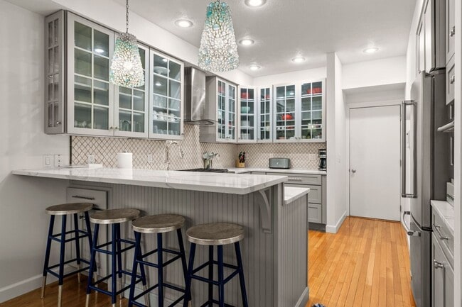 Building Photo - Furnished Pet-Friendly 30-Day Extended Stay Riverfront Condo
