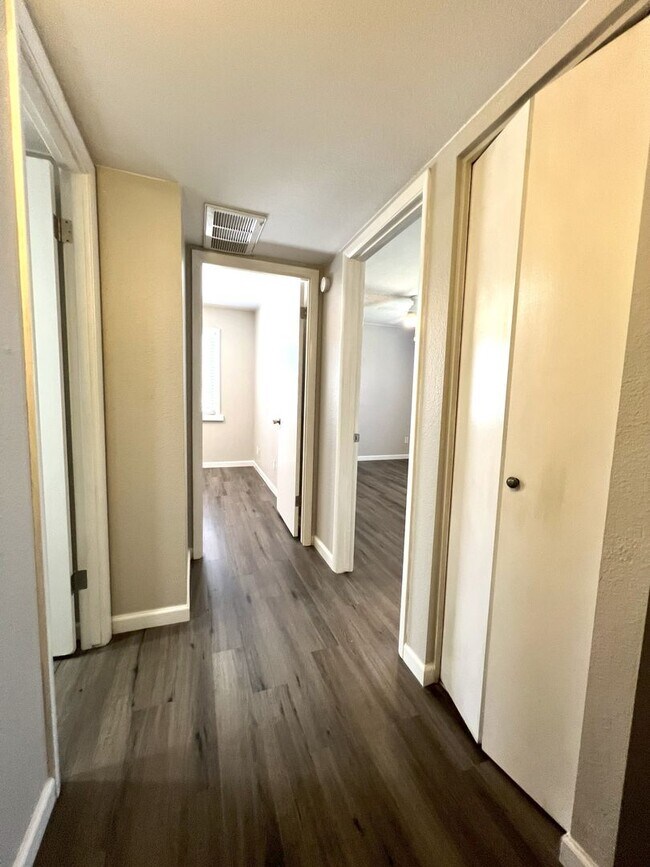 Building Photo - UPDATED 2 story townhome FOR RENT  **SAVE ...