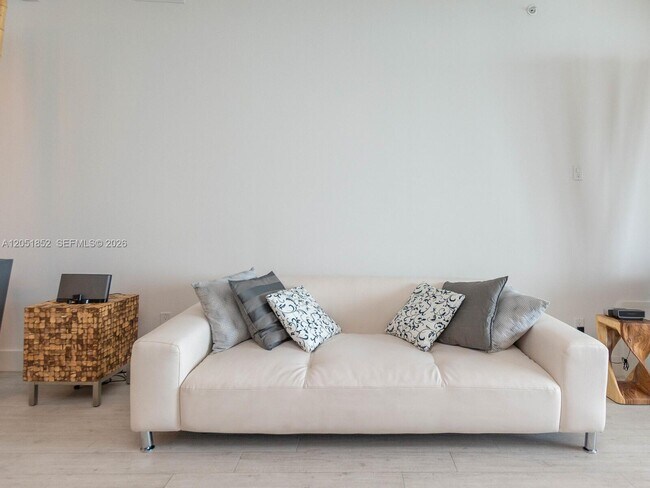 Building Photo - 1300 Brickell Bay Dr