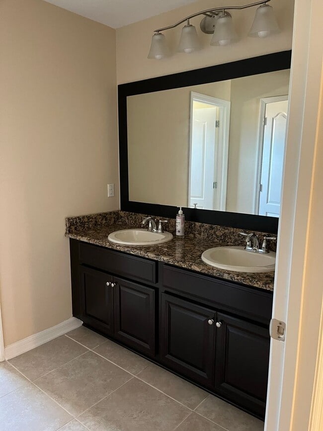 Building Photo - Five Bedroom with Water View in Avalon Park