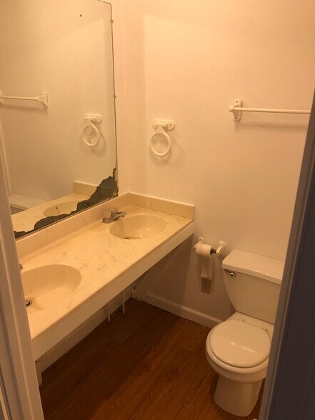 Double sink full bathroom - 1004 W Kitty Hawk Rd