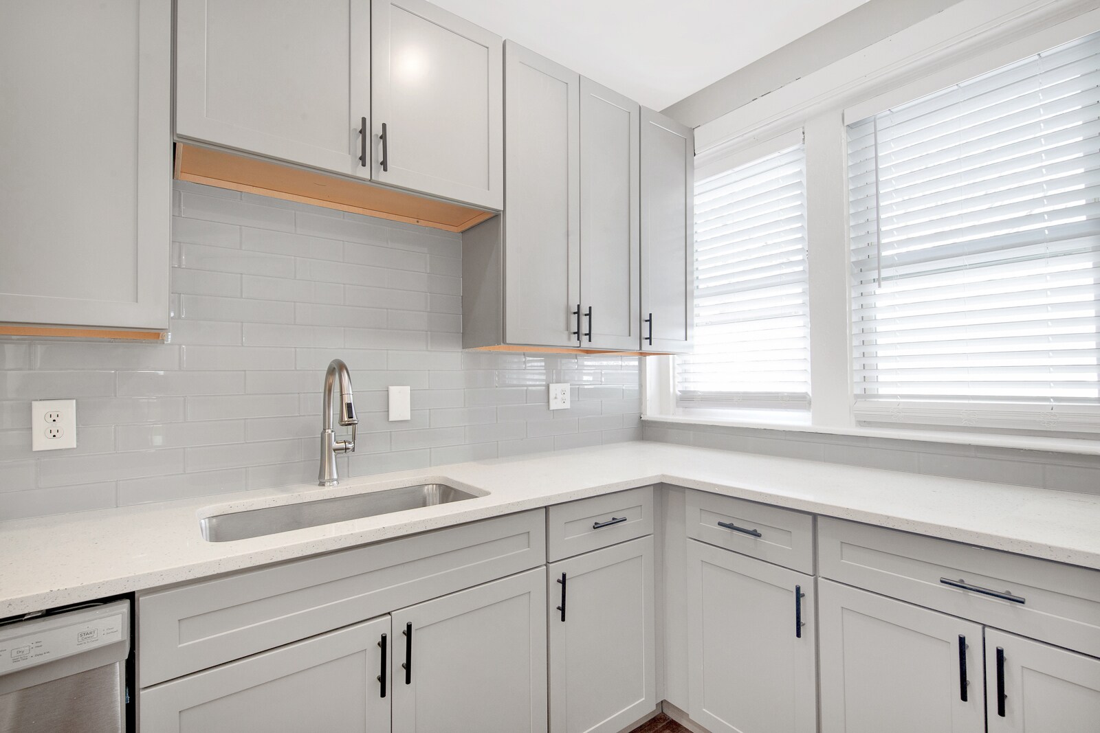 Building Photo - 105 School St