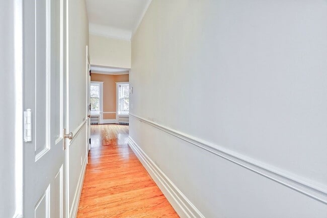 Building Photo - 987 East Ave