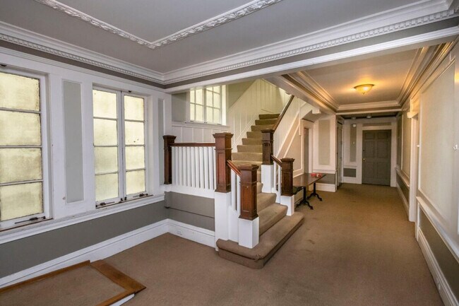 Building Photo - 1081 Pine St