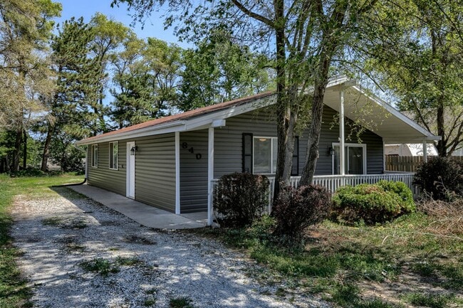 Building Photo - **$500 Move In Credit - SHORT TERM LEASE O...