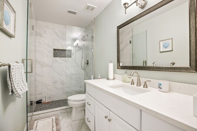 Building Photo - 9601 Euclid Dr