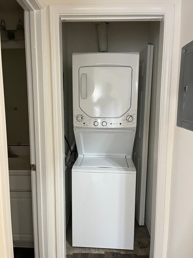 Building Photo - Spacious condo in excellent location