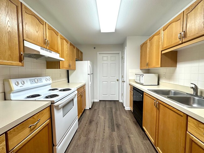 Building Photo - 2 Bed/2 Bath Condo, Gated security, Tons o...