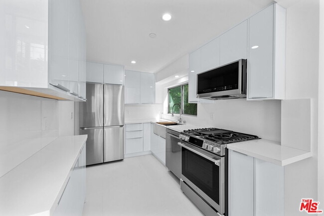 Building Photo - 621 Kings Rd