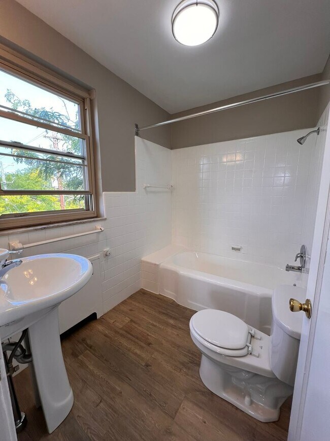 Building Photo - Modernized 1 br, heat included - Oct 14 mo...