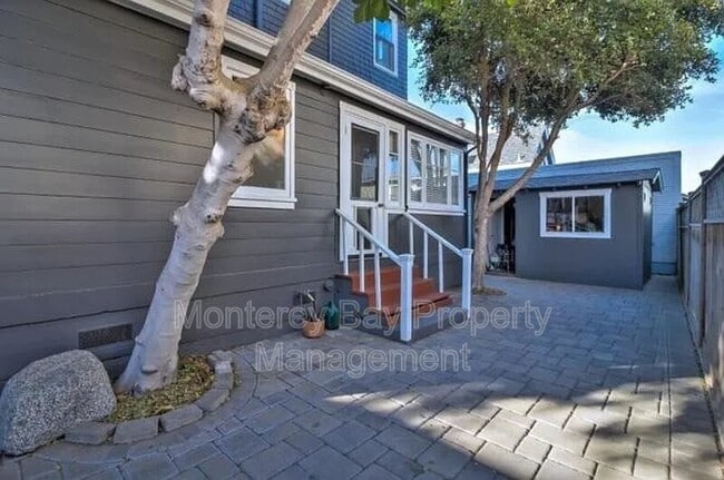 Building Photo - 405 Forest Ave