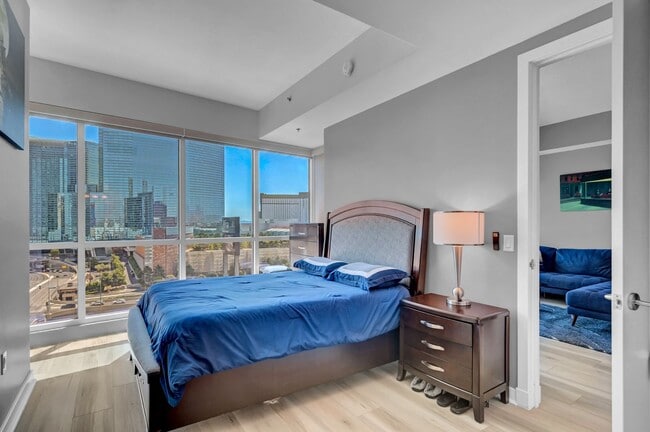 Building Photo - Fully Furnished 2 Bedroom 2 Bath High Rise with Strip Views