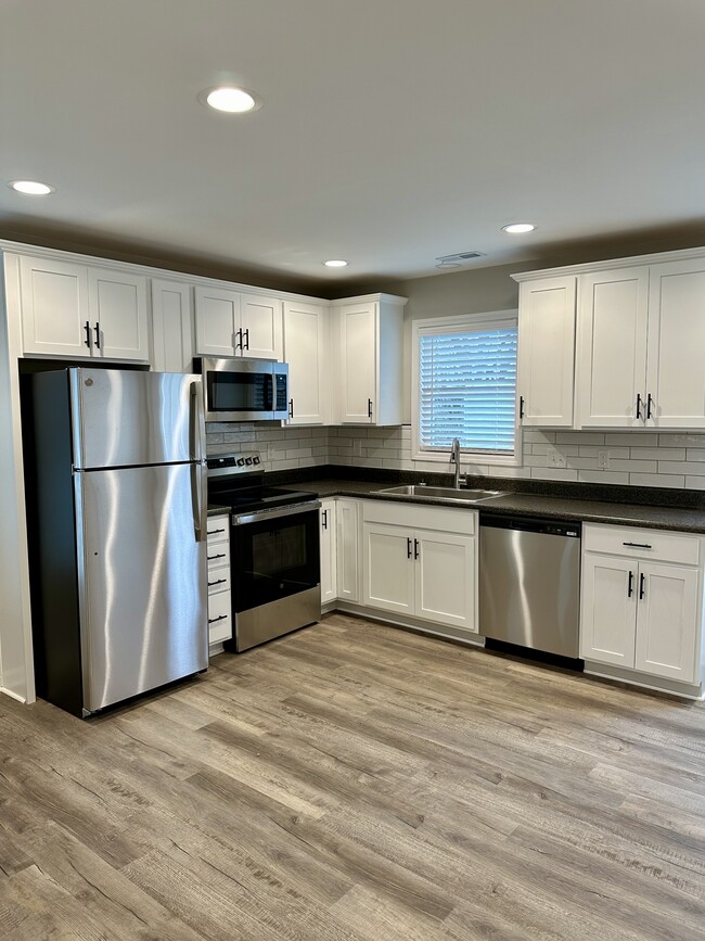 Beautifully appointed kitchen w/ample cabinets/counter space - 2229 Kenwood Blvd SE