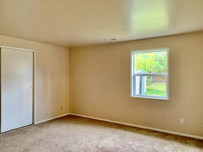 Building Photo - Bright and Spacious Rambler with Large Bac...